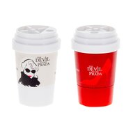 Mad Beauty Promo The Devil Wears Prada Coffee Cup Lip Balm Duo Хидратиращи масла с аромат на роза & алое вера за меки устни 2 броя Mad Beauty Promo The Devil Wears Prada Coffee Cup Lip Balm Duo Хидратиращи масла с аромат на роза & алое вера за меки устни 2 броя
