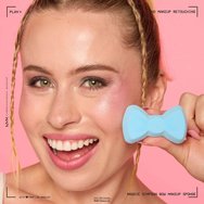 NYX Professional Makeup Maggie Simpson Bow Makeup Sponge Гъба за грим, вдъхновена от емблематичната синя панделка на Maggie Simpson 1 брой
