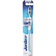Jordan Expert White Medium Toothbrush 1 бр - светло синя - Избелваща четка за зъби със средна твърдост и влакна, обогатени с въглен Jordan Expert White Medium Toothbrush 1 бр - светло синя - Избелваща четка за зъби със средна твърдост и влакна, обогатени с въглен