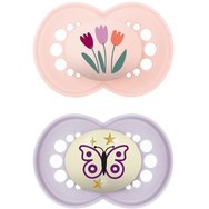 Mam Day & Night Silicone Soother 6-16m 2 бр, Код 174SGc - розово / Люляк - Ортодонтска силиконова залъгалка, която свети в тъмното с калъф за носене