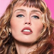 Maybelline Matte Lipstick Serum 3,4g - 005 Take The 1 Maybelline Matte Lipstick Serum 3,4g - 005 Take The 1