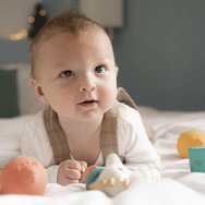 Sophie La Giraffe Coffret D\'Eveil Awakening Gift Set Подаръчен комплект с играчки за ранно развитие, подходящ за бебета от 3 месеца & нагоре 5 броя Sophie La Giraffe Coffret D\'Eveil Awakening Gift Set Подаръчен комплект с играчки за ранно развитие, подходящ за бебета от 3 месеца & нагоре 5 броя