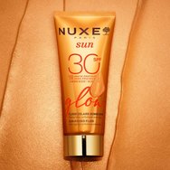 Nuxe Sun Glow Spf30 Sun-Kissed Fluid Лек флуиден слънцезащитен крем за лице с висока защита с цвят, подходящ за всички тонове на кожата 40ml