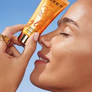 Nuxe Sun Glow Spf30 Sun-Kissed Fluid Лек флуиден слънцезащитен крем за лице с висока защита с цвят, подходящ за всички тонове на кожата 40ml