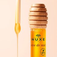 Nuxe Promo Reve de Miel Honey Lip Care Oil 10ml & Huile Prodigieuse Or 10ml & Подарък Hair Scrunchie в произволен избор на цвят 1 бр Nuxe Promo Reve de Miel Honey Lip Care Oil 10ml & Huile Prodigieuse Or 10ml & Подарък Hair Scrunchie в произволен избор на цвят 1 бр
