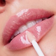 Nuxe Very Rose Hyaluronic Acid Plumping Lip Serum Хидратиращ Серум за Устни за Незабавен Обем с Хиалуронова Киселина 8ml Nuxe Very Rose Hyaluronic Acid Plumping Lip Serum Хидратиращ Серум за Устни за Незабавен Обем с Хиалуронова Киселина 8ml