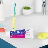 Elgydium Promo Kids Soft Toothbrush 2-6 Years 1 брой розово/фуксия & Toothpaste Red Berries 100ml (2x50ml)