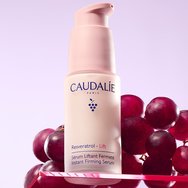 Caudalie Resveratrol-Lift Instant Firming Serum Лек серум против бръчки & за стягане на лицето с хиалуронови киселини, пептиди & ресвератрол 30ml Caudalie Resveratrol-Lift Instant Firming Serum Лек серум против бръчки & за стягане на лицето с хиалуронови киселини, пептиди & ресвератрол 30ml