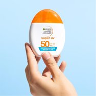 Garnier Ambre Solaire Spf50 Super UV Refreshing Face Water Fluid Прозрачен слънцезащитен крем за лице с висока защита и хиалуронова киселина 40ml