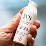 SVR AK Secure DM Protect Cream Слънцезащитен хидратиращ крем с много висока защита срещу уврежданията, причинени от излагане на радиация 50ml SVR AK Secure DM Protect Cream Слънцезащитен хидратиращ крем с много висока защита срещу уврежданията, причинени от излагане на радиация 50ml