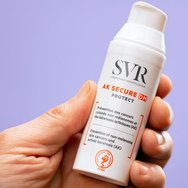SVR AK Secure DM Protect Cream Слънцезащитен хидратиращ крем с много висока защита срещу уврежданията, причинени от излагане на радиация 50ml SVR AK Secure DM Protect Cream Слънцезащитен хидратиращ крем с много висока защита срещу уврежданията, причинени от излагане на радиация 50ml