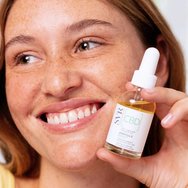 SVR [CBD] Ampoule Resist Soothing Concentrate Serum Серум за лице против бръчки и успокояващ с чист канабидиол, аргинин и хиалуронова киселина 30ml