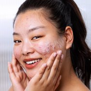 SVR Sebiaclear Anti-Imperfections Gel Moussant Cleanser Почистващ гел за лице и тяло за мазна кожа, склонна към акне, с глюконолактон и салицилова киселина с помпа 400ml