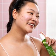 SVR Sebiaclear Corps Anti-Imperfections & Marks Spray Спрей за тяло за лечение на акне по гърба, раменете и деколтето с 8% глюконолактон и 5% ниацинамид 150ml