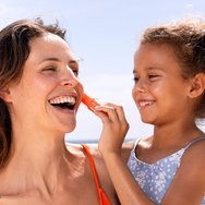 SVR Sun Secure Spf50+ Easy Stick Прозрачен слънцезащитен стик за лице с много висока защита и чувствителна кожа с витамин Е, без аромат 10g