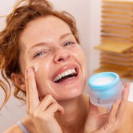 SVR [Hyalu] Biome Smoothing Plumping Gel Охлаждащ гел за лице за дълбока хидратация и подмладяване с хиалуронова киселина 50ml