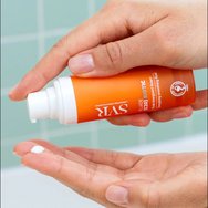 SVR [C20] Biotic Energizing Smoothing Fluid Тънък крем за лице с 20% витамин C за сияйна, младежка кожа 30ml