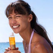 SVR Sun Secure Ultra-Light & Moisturising Spf50+ Shimmering Sun Water Водоустойчив двуфазен слънцезащитен спрей с много висока защита с естествени златни и бронзови перли 100ml SVR Sun Secure Ultra-Light & Moisturising Spf50+ Shimmering Sun Water Водоустойчив двуфазен слънцезащитен спрей с много висока защита с естествени златни и бронзови перли 100ml