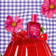 Roger & Gallet Cherry Marmelade Eau de Parfum Roll-On Концентриран Roll-On парфюм с нотки на череша, божур, пралина & сияйно желе от горски плодове 15ml Roger & Gallet Cherry Marmelade Eau de Parfum Roll-On Концентриран Roll-On парфюм с нотки на череша, божур, пралина & сияйно желе от горски плодове 15ml