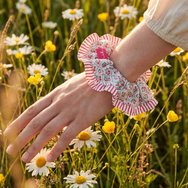Invisibobble Limited Collection Wildflower Cottage Life Original Sprunchie Ластик за коса с флорален мотив, създаден за голям обем коса & силно задържане 1 брой