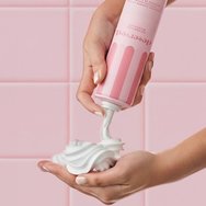 Deserved Strawberry Milkshake Whipped Shower Foam Кремообразна пяна за почистване и бръснене на тялото с аромат на сочна ягода и кадифено мляко 250ml