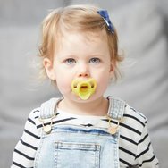 Tommee Tippee Ultra Light Silicone Soother 2 Парчета, Код 43345101 - Жълто / Синьо Tommee Tippee Ultra Light Silicone Soother 2 Парчета, Код 43345101 - Жълто / Синьо