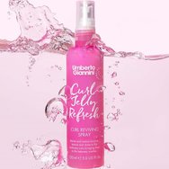 Umberto Giannini Curl Jelly Refresh Spray Спрей за освежаване на къдрици, който възстановява еластичността, текстурата и блясъка на отпуснати, безжизнени къдрици с масла от рицин и лавандула 150ml