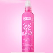 Umberto Giannini Curl Jelly Refresh Spray Спрей за освежаване на къдрици, който възстановява еластичността, текстурата и блясъка на отпуснати, безжизнени къдрици с масла от рицин и лавандула 150ml