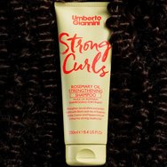 Umberto Giannini Strong Curls Rosemary Oil Shampoo Укрепващ шампоан за подсилване и защита на дължините с биотин, масла от розмарин, жожоба, рициново масло и листа от мента 250ml Umberto Giannini Strong Curls Rosemary Oil Shampoo Укрепващ шампоан за подсилване и защита на дължините с биотин, масла от розмарин, жожоба, рициново масло и листа от мента 250ml