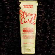 Umberto Giannini Strong Curls Rosemary Oil Strenghthening Conditioner Укрепващ и подхранващ балсам за коса за защита и ревитализация с биотиново масло 250ml Umberto Giannini Strong Curls Rosemary Oil Strenghthening Conditioner Укрепващ и подхранващ балсам за коса за защита и ревитализация с биотиново масло 250ml