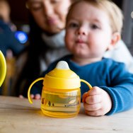 Tommee Tippee Superstar Bacshield Weaning Sippee Cup 4m+ Образователна пластмасова чаша с чучур за малки деца 190ml