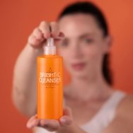 Youth Lab Bright-C Cleanser Micro-peeling Foaming Gel Гел за почистване и ексфолиране на лице, за блясък, намаляване на петната и неравномерен тен, с помпа 300ml