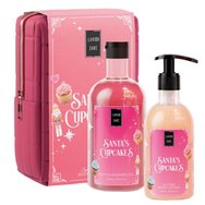 Lavish Care Promo Santa's Cupcakes Bath & Shower Gel 500ml & Glitter Body Lotion 300ml & торбичка 1 бр - Хидратиращ душ гел с нежен пудрест аромат на кокос и разтопени карамелени нотки за празнично настроение и блясък с приятна комбинация от аромати, която напомня за вкусни коледни лакомства с помпа Lavish Care Promo Santa's Cupcakes Bath & Shower Gel 500ml & Glitter Body Lotion 300ml & торбичка 1 бр - Хидратиращ душ гел с нежен пудрест аромат на кокос и разтопени карамелени нотки за празнично настроение и блясък с приятна комбинация от аромати, която напомня за вкусни коледни лакомства с помпа