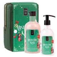 Lavish Care Promo Mistletoe Kiss Bath & Shower Gel 500ml & Glitter Body Lotion 300ml & торбичка 1 бр - Хидратиращ душ гел с аромат на червени плодове за празнично настроение и блясък с приятна комбинация от аромати на бергамот, червени плодове и сандалово дърво за празнично настроение с помпа Lavish Care Promo Mistletoe Kiss Bath & Shower Gel 500ml & Glitter Body Lotion 300ml & торбичка 1 бр - Хидратиращ душ гел с аромат на червени плодове за празнично настроение и блясък с приятна комбинация от аромати на бергамот, червени плодове и сандалово дърво за празнично настроение с помпа