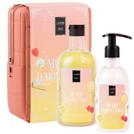 Lavish Care Promo Merry Lemon Tart Bath & Shower Gel 500ml & Glitter Body Lotion 300ml & торбичка 1 бр - Хидратиращ душ гел с нежен аромат на лимон, нотки на ванилия и опияняваща канела, за празнично настроение и блясък с приятна комбинация от аромати, която напомня за вкусни коледни лакомства с помпа. Lavish Care Promo Merry Lemon Tart Bath & Shower Gel 500ml & Glitter Body Lotion 300ml & торбичка 1 бр - Хидратиращ душ гел с нежен аромат на лимон, нотки на ванилия и опияняваща канела, за празнично настроение и блясък с приятна комбинация от аромати, която напомня за вкусни коледни лакомства с помпа.