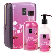 Lavish Care Promo Jingle Cherry Rum Bath & Shower Gel 500ml & Glitter Body Lotion 300ml & торбичка 1 бр - Хидратиращ душ гел с плодов, свеж аромат на череша за празнично настроение и блясък с приятна комбинация от аромати, която повдига настроението за празнични излизания и коледни събирания с помпа Lavish Care Promo Jingle Cherry Rum Bath & Shower Gel 500ml & Glitter Body Lotion 300ml & торбичка 1 бр - Хидратиращ душ гел с плодов, свеж аромат на череша за празнично настроение и блясък с приятна комбинация от аромати, която повдига настроението за празнични излизания и коледни събирания с помпа