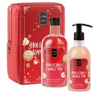Lavish Care Promo Holly Jolly Apple Pie Bath & Shower Gel 500ml & Glitter Body Lotion 300ml & торбичка 1 бр - Хидратиращ душ гел с вкусен аромат на ябълка и канела за празнично настроение и блясък с приятна комбинация от аромати и нотки на тайни съставки, за да се чувствате винаги като на Коледа с помпа Lavish Care Promo Holly Jolly Apple Pie Bath & Shower Gel 500ml & Glitter Body Lotion 300ml & торбичка 1 бр - Хидратиращ душ гел с вкусен аромат на ябълка и канела за празнично настроение и блясък с приятна комбинация от аромати и нотки на тайни съставки, за да се чувствате винаги като на Коледа с помпа