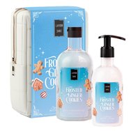 Lavish Care Promo Frosted Ginger Cookies Bath & Shower Gel 500ml & Glitter Body Lotion 300ml & торбичка 1 бр - Хидратиращ душ гел с аромат на джинджифил с нотки на бергамот и амбра за празнично настроение и блясък с приятна комбинация от аромати, която повдига настроението и ви обгръща с коледно усещане с помпа Lavish Care Promo Frosted Ginger Cookies Bath & Shower Gel 500ml & Glitter Body Lotion 300ml & торбичка 1 бр - Хидратиращ душ гел с аромат на джинджифил с нотки на бергамот и амбра за празнично настроение и блясък с приятна комбинация от аромати, която повдига настроението и ви обгръща с коледно усещане с помпа