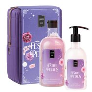 Lavish Care Promo Festive Petals Bath & Shower Gel 500ml & Glitter Body Lotion 300ml & торбичка 1 бр - Хидратиращ душ гел с флорален аромат с нотки на малина и ванилия, за щастливо, леко, празнично настроение и блясък с приятна комбинация от аромати с нотки на малина и ванилия, за щастливо, празнично настроение с помпа Lavish Care Promo Festive Petals Bath & Shower Gel 500ml & Glitter Body Lotion 300ml & торбичка 1 бр - Хидратиращ душ гел с флорален аромат с нотки на малина и ванилия, за щастливо, леко, празнично настроение и блясък с приятна комбинация от аромати с нотки на малина и ванилия, за щастливо, празнично настроение с помпа
