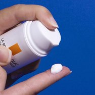 La Roche-Posay Promo Anthelios Age Correct Photocorrection Daily Cream Spf50, 50ml & Подарък Hyalu B5 Suractivated Serum 10ml