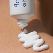 Pharmasept Promo Flogo Calm Cream 50ml & Instant Calm Spray Специализиран крем за незабавно успокояване при изгаряния & спрей за лице & тяло за облекчаване на раздразнения & изгаряния 100ml Pharmasept Promo Flogo Calm Cream 50ml & Instant Calm Spray Специализиран крем за незабавно успокояване при изгаряния & спрей за лице & тяло за облекчаване на раздразнения & изгаряния 100ml
