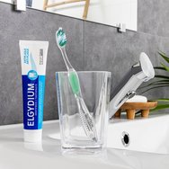 Elgydium Diffusion Toothbrush Medium 1 брой - зелен