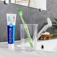 Elgydium Toothbrush Antiplaque Medium 1 брой - зелено