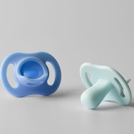 Tommee Tippee Ultrta Light Stay Put Orthodontic Silicone Soother 0-6m+, 2 бр - Жълто / светло синя Tommee Tippee Ultrta Light Stay Put Orthodontic Silicone Soother 0-6m+, 2 бр - Жълто / светло синя
