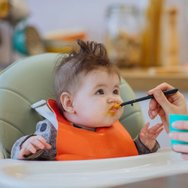 Tommee Tippee Heatsense Bacshield Soft Weaning Spoon 4m+ Бебешки лъжички с мек, гъвкав силикон с дълга дръжка и индикатор за топлина 4 бр
