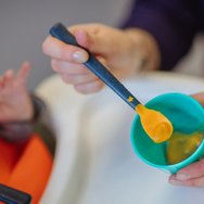 Tommee Tippee Heatsense Bacshield Soft Weaning Spoon 4m+ Бебешки лъжички с мек, гъвкав силикон с дълга дръжка и индикатор за топлина 4 бр