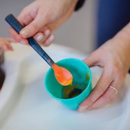 Tommee Tippee Heatsense Bacshield Soft Weaning Spoon 4m+ Бебешки лъжички с мек, гъвкав силикон с дълга дръжка и индикатор за топлина 4 бр