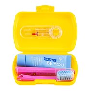 Curaprox Travel Set Green Комплект за пътуване за орална грижа с калъф в жълт цвят 1 брой Curaprox Travel Set Green Комплект за пътуване за орална грижа с калъф в жълт цвят 1 брой