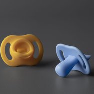 Tommee Tippee Ultrta Light Stay Put Orthodontic Silicone Soother 6-18m, 2 бр - светло зелено / Екрю Tommee Tippee Ultrta Light Stay Put Orthodontic Silicone Soother 6-18m, 2 бр - светло зелено / Екрю