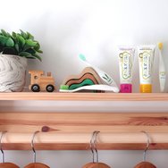 Jack n\' Jill Natural Certified 6m+ Toothpaste Натурална, сертифицирана паста за зъби с прекрасен вкус на ягода за първите никнещи зъбки за бебета от 6 месеца 50g - Strawberry